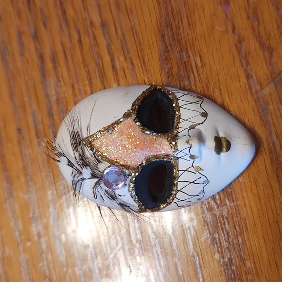 Masquerade Mask Pin - Picture 4 of 4